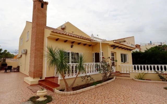 4 makuuhuone Huvila myytävänä paikassa Playa Flamenca, Orihuela mukana uima-altaan 
autotalli - 555 000 € (Ref: 9772515)