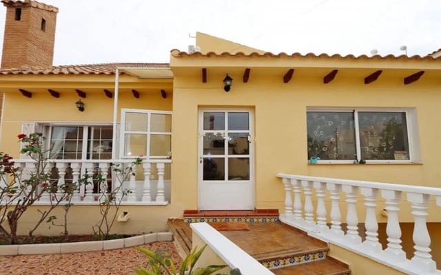 4 makuuhuone Huvila myytävänä paikassa Playa Flamenca, Orihuela mukana uima-altaan 
autotalli - 555 000 € (Ref: 9772515)