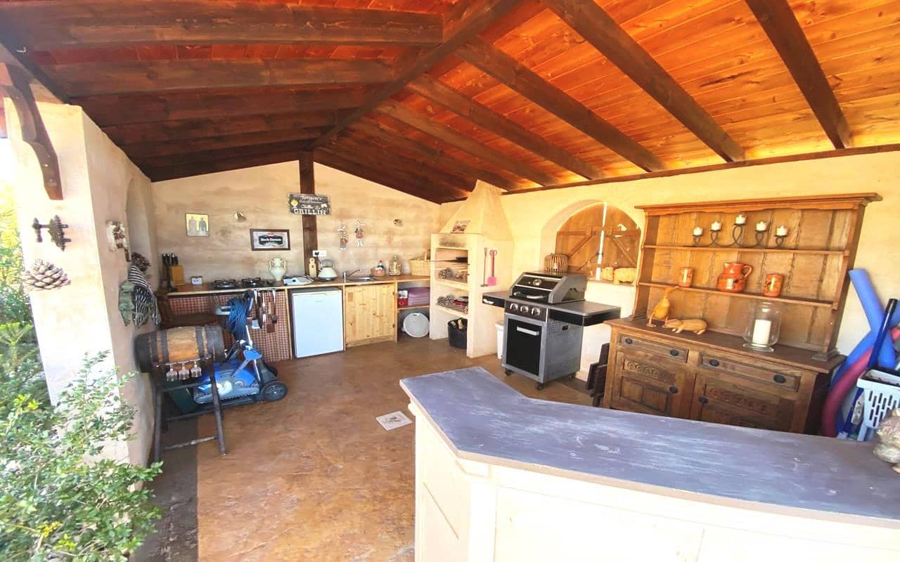 3 sypialnia Finka/Dom wiejski na sprzedaż w Sax z basenem garażem - 399 995 € (Ref: 9777305)