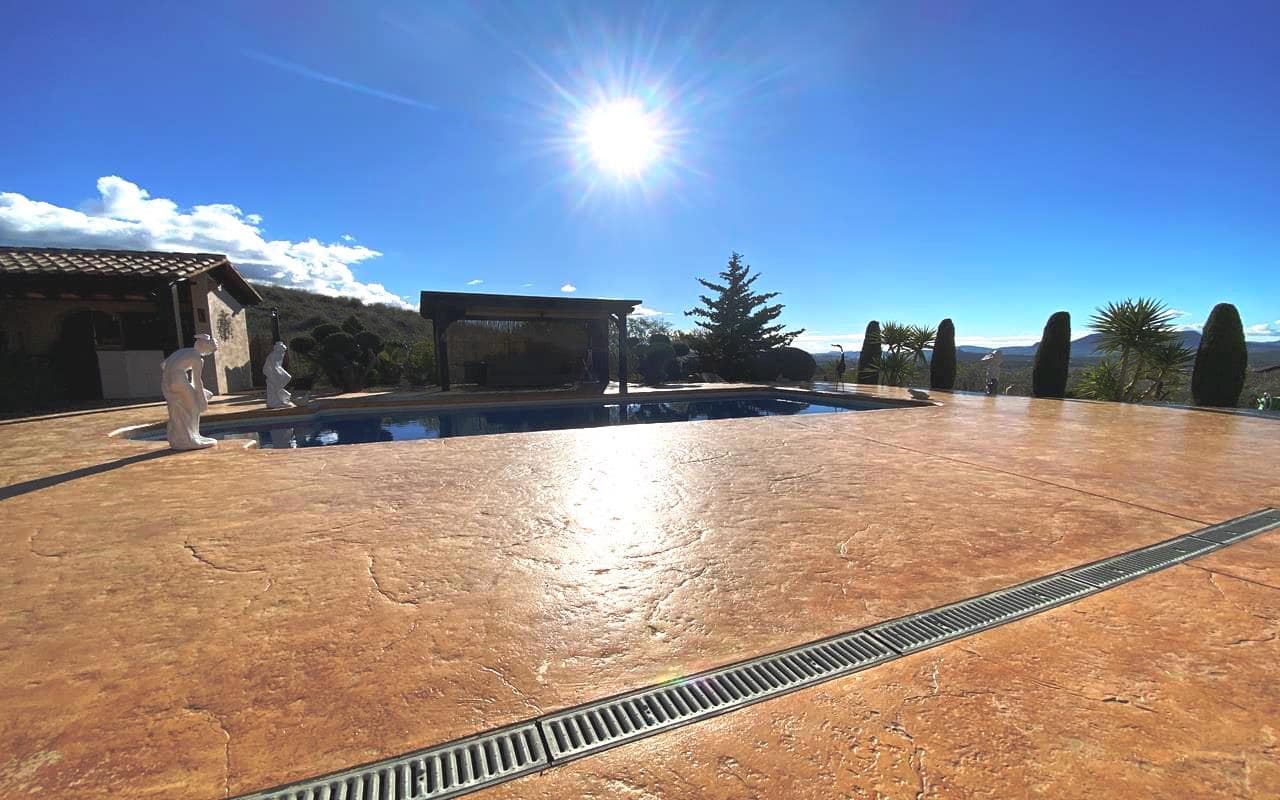 3 sypialnia Finka/Dom wiejski na sprzedaż w Sax z basenem garażem - 399 995 € (Ref: 9777305)