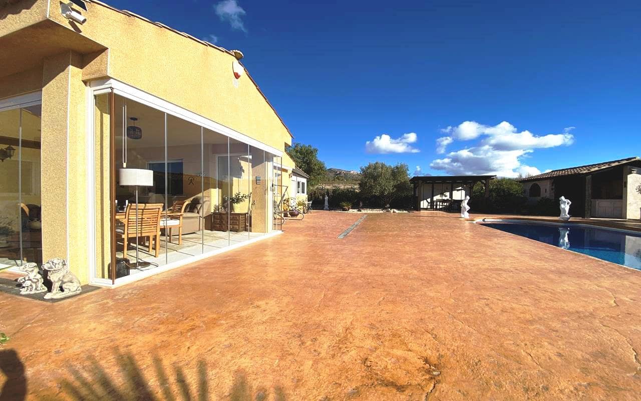 3 sypialnia Finka/Dom wiejski na sprzedaż w Sax z basenem garażem - 399 995 € (Ref: 9777305)