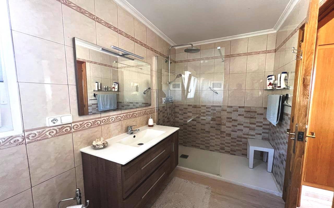 3 sypialnia Finka/Dom wiejski na sprzedaż w Sax z basenem garażem - 399 995 € (Ref: 9777305)