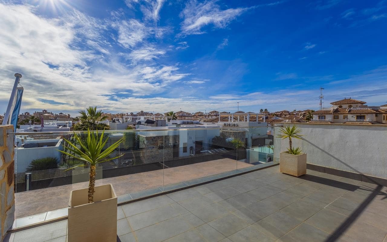 3 soverom Villa til salgs i Cabo Roig med svømmebasseng garasje - € 510 000 (Ref: 9796087)