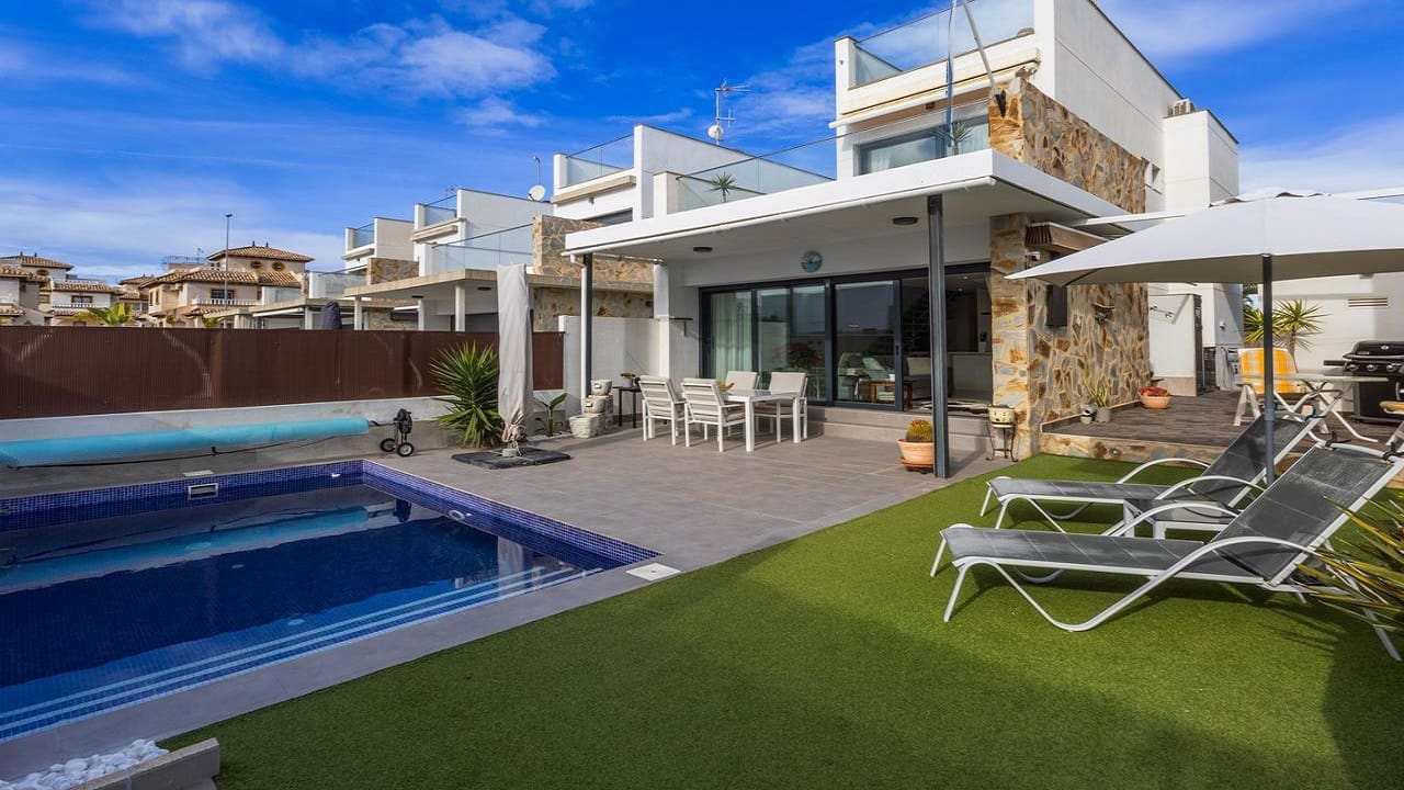 3 soverom Villa til salgs i Cabo Roig med svømmebasseng garasje - € 510 000 (Ref: 9796087)
