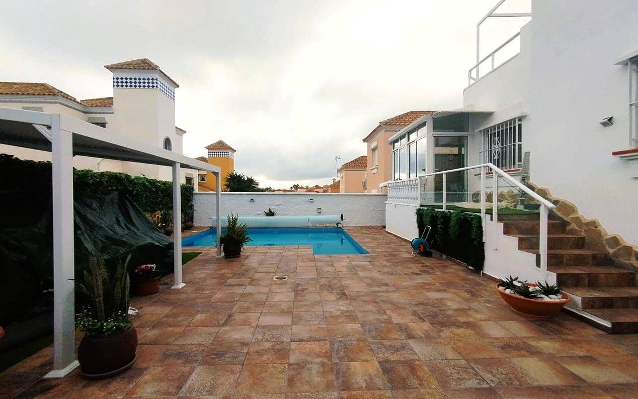 4 soveværelse Villa til salg i Villamartin med swimmingpool garage - € 408.000 (Ref: 9798484)