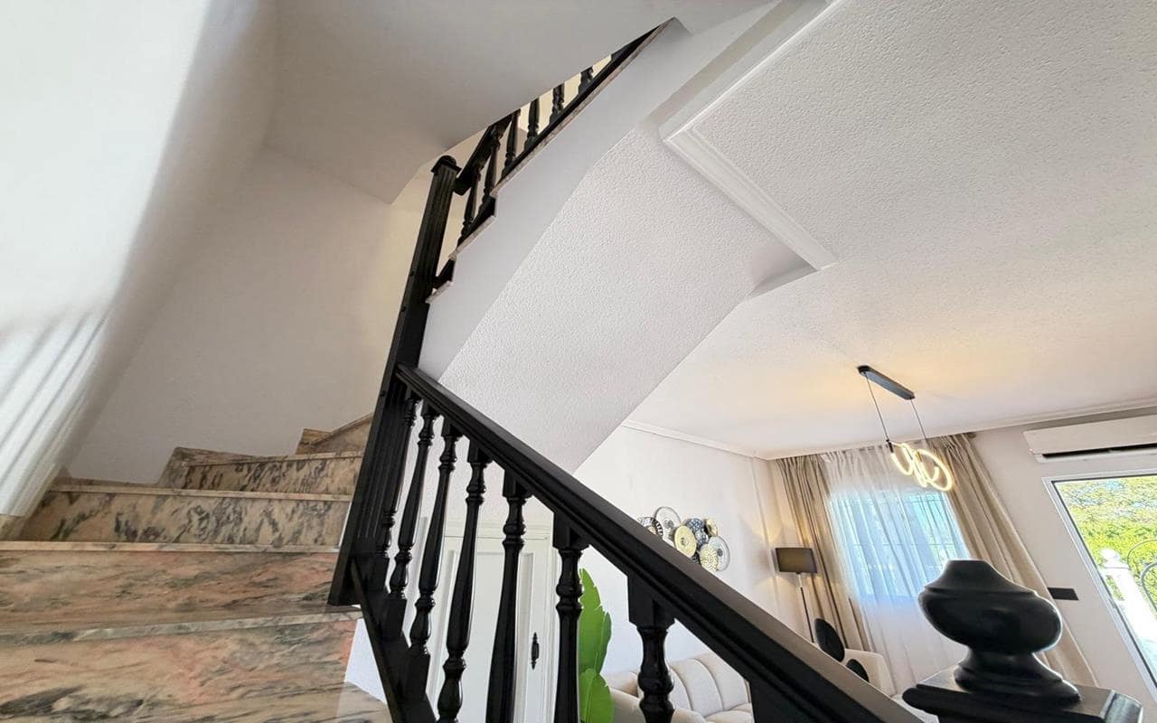 3 makuuhuone Omakotitalo myytävänä paikassa Punta Prima mukana uima-altaan 
autotalli - 249 900 € (Ref: 9824042)