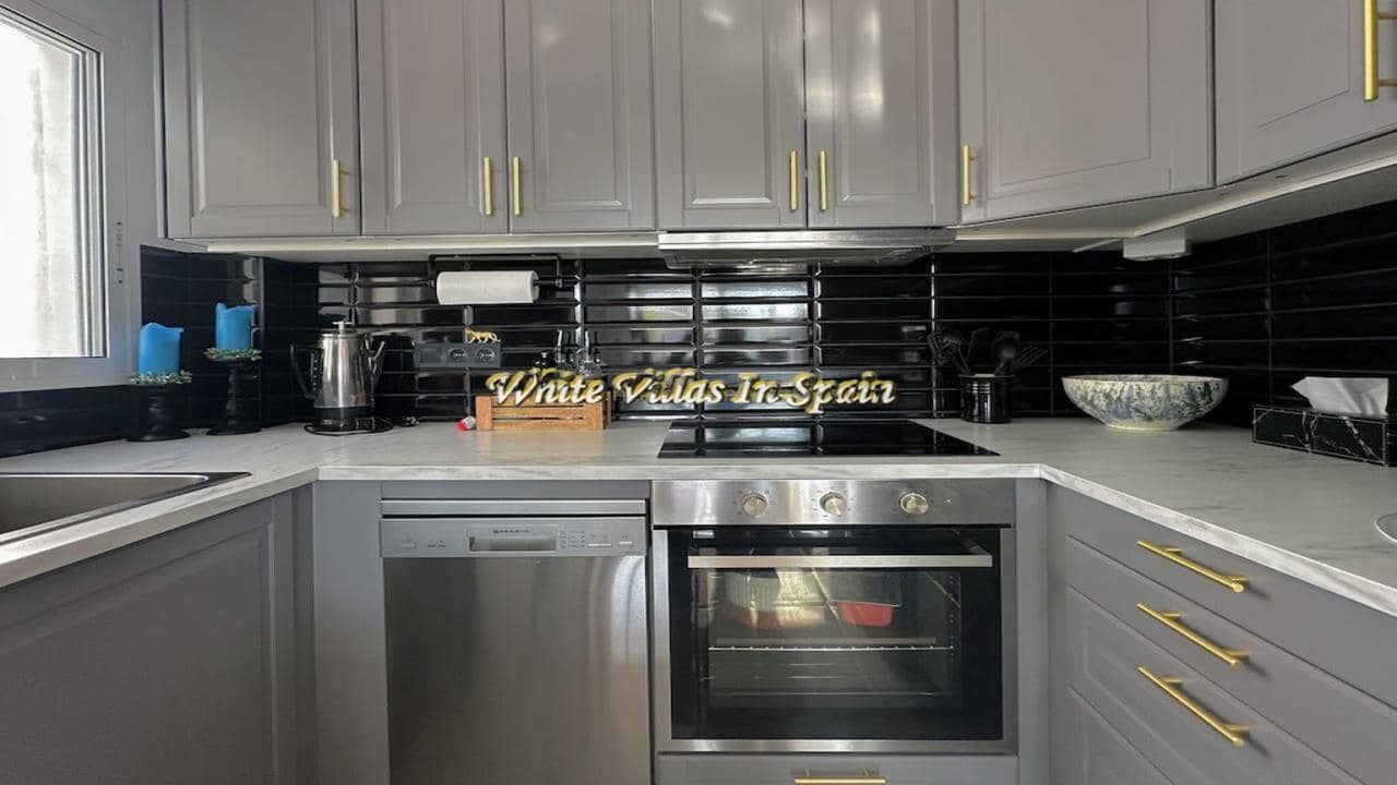 4 bedroom Penthouse for sale in Torrevieja - € 249,000 (Ref: 9828024)