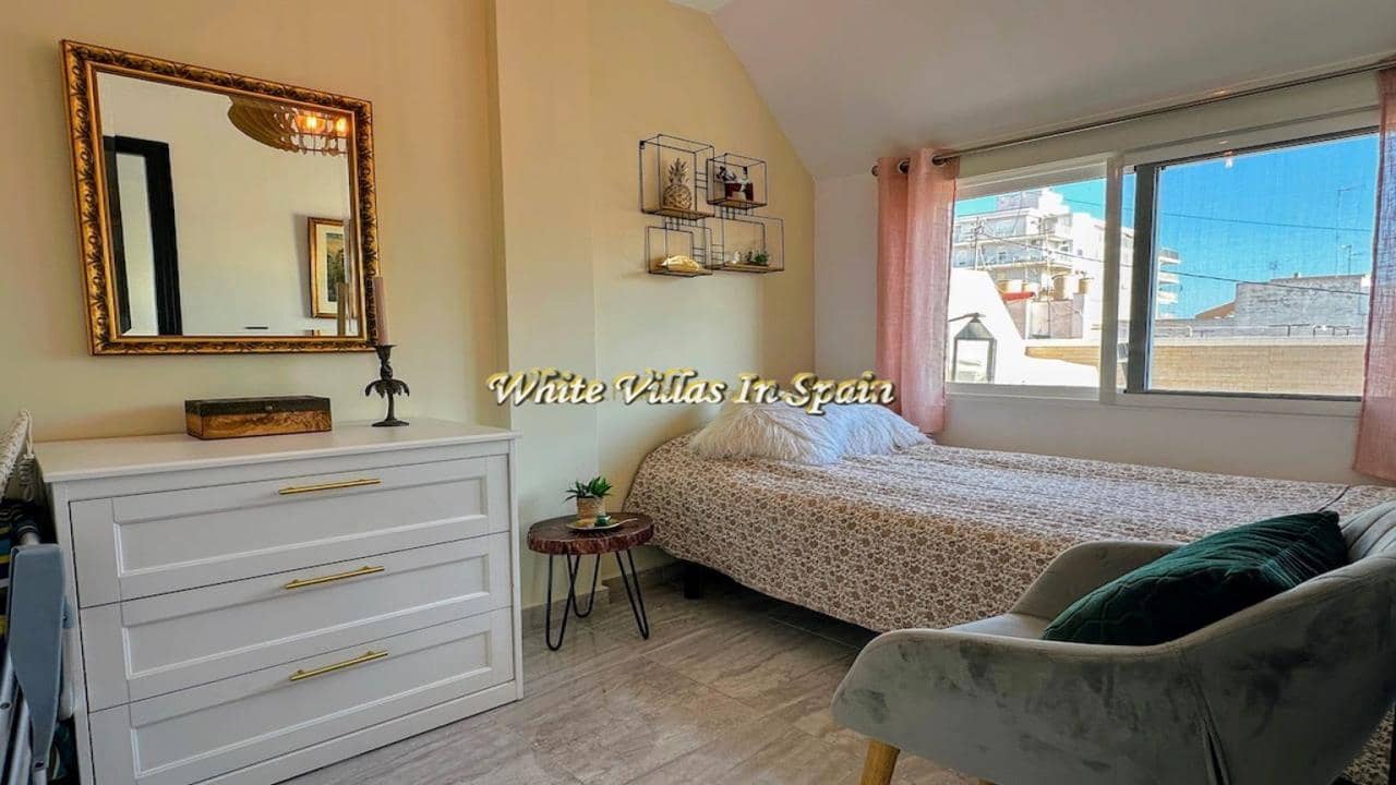 4 bedroom Penthouse for sale in Torrevieja - € 249,000 (Ref: 9828024)