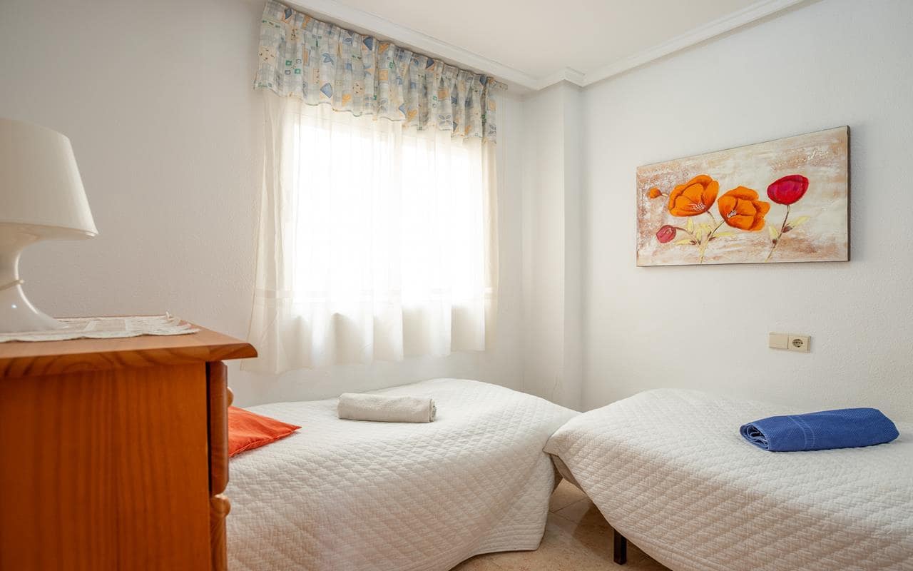 Apartamento de 2 habitaciones en Torrevieja en venta con piscina - 125.000 € (Ref: 9838681)