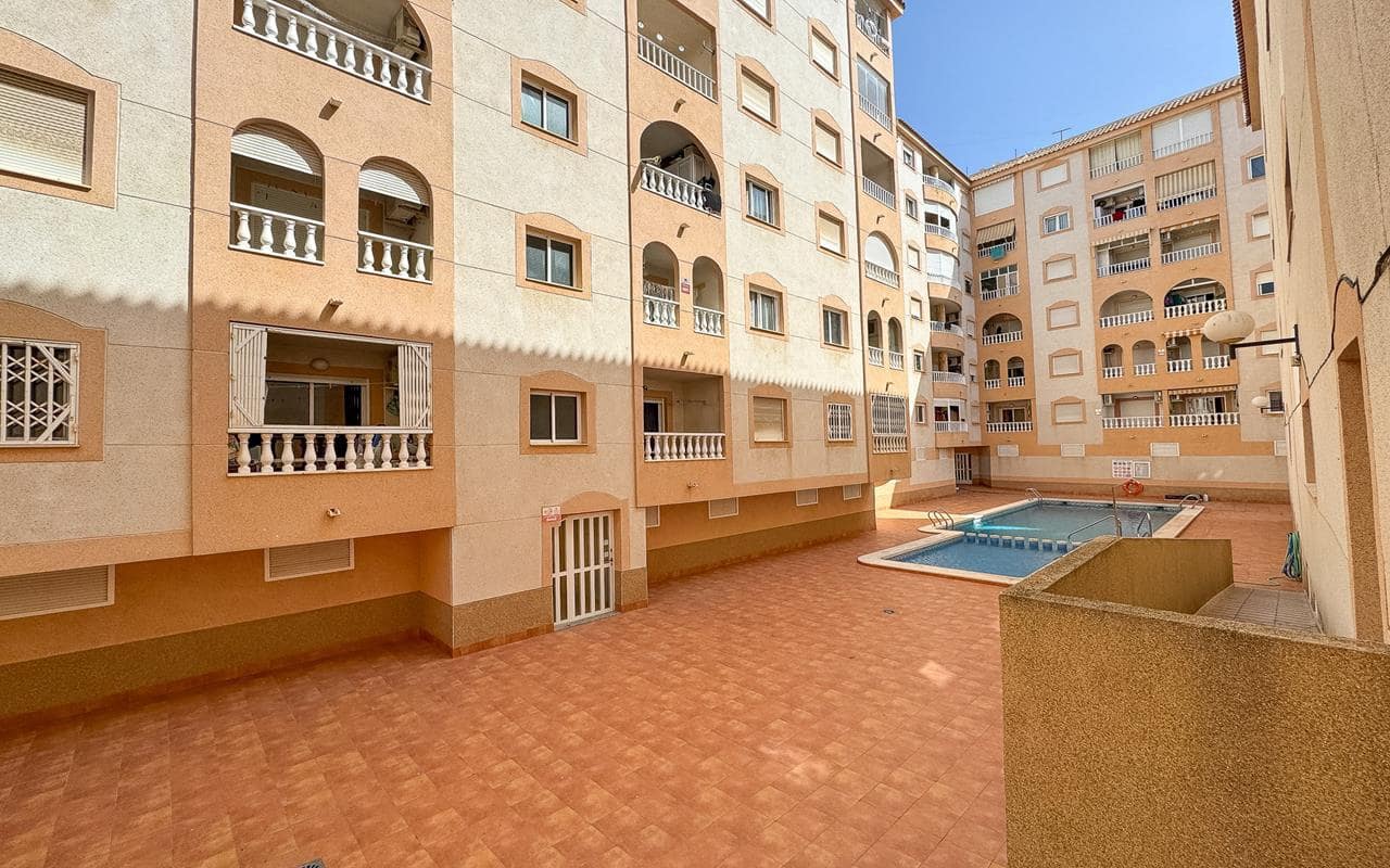 Apartamento de 2 habitaciones en Torrevieja en venta con piscina - 125.000 € (Ref: 9838681)