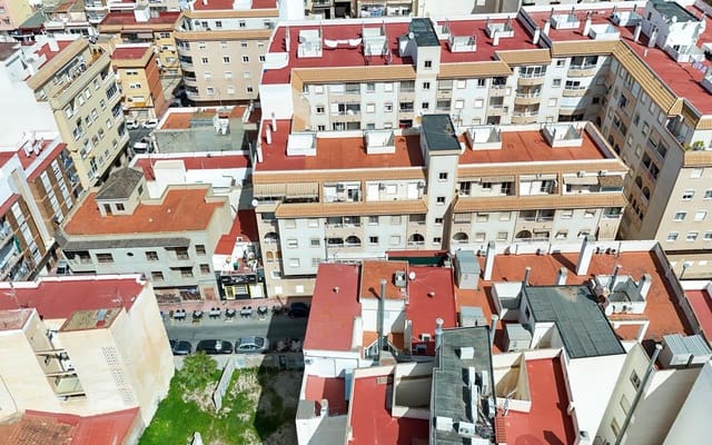 Apartamento de 2 habitaciones en Torrevieja en venta con piscina - 125.000 € (Ref: 9838681)