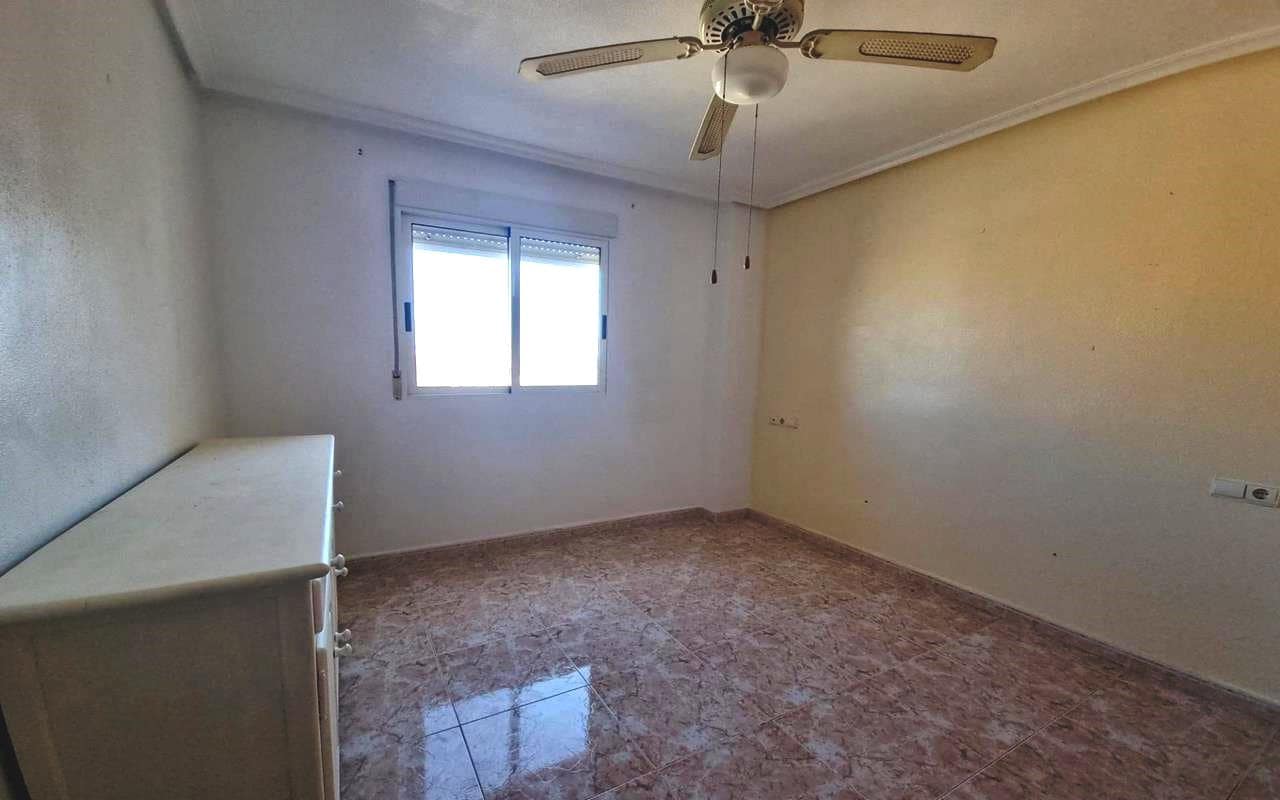 2 bedroom Apartment for sale in Torrevieja with pool - € 125,000 (Ref: 9848127)