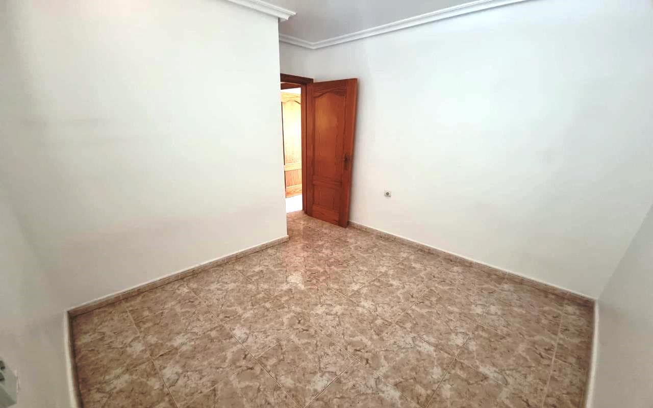 2 bedroom Apartment for sale in Torrevieja with pool - € 125,000 (Ref: 9848127)