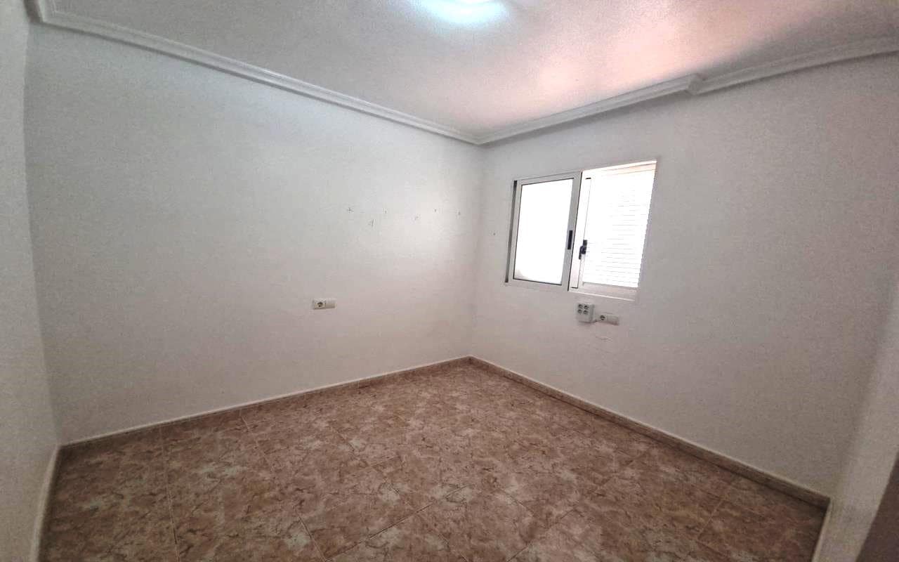 2 bedroom Apartment for sale in Torrevieja with pool - € 125,000 (Ref: 9848127)