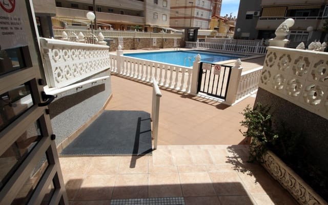 2 bedroom Apartment for sale in Torrevieja with pool - € 125,000 (Ref: 9848127)