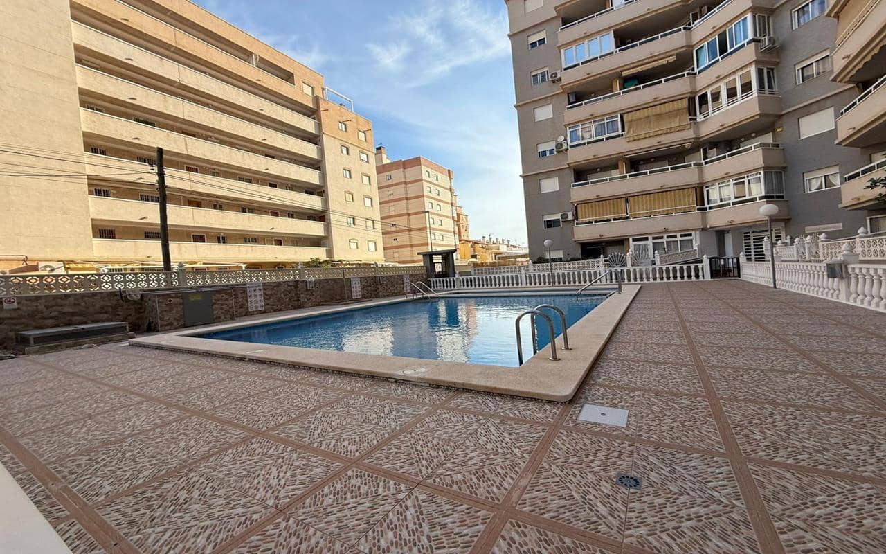 2 bedroom Apartment for sale in Torrevieja with pool - € 125,000 (Ref: 9848127)