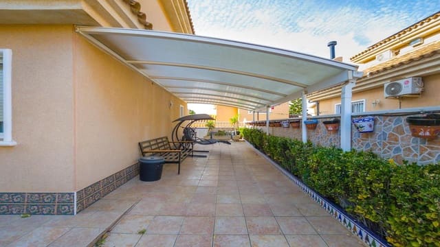 3 chambre Villa/Maison à vendre à Punta Prima, Torrevieja avec piscine garage - 325 000 € (Ref: 9850586)