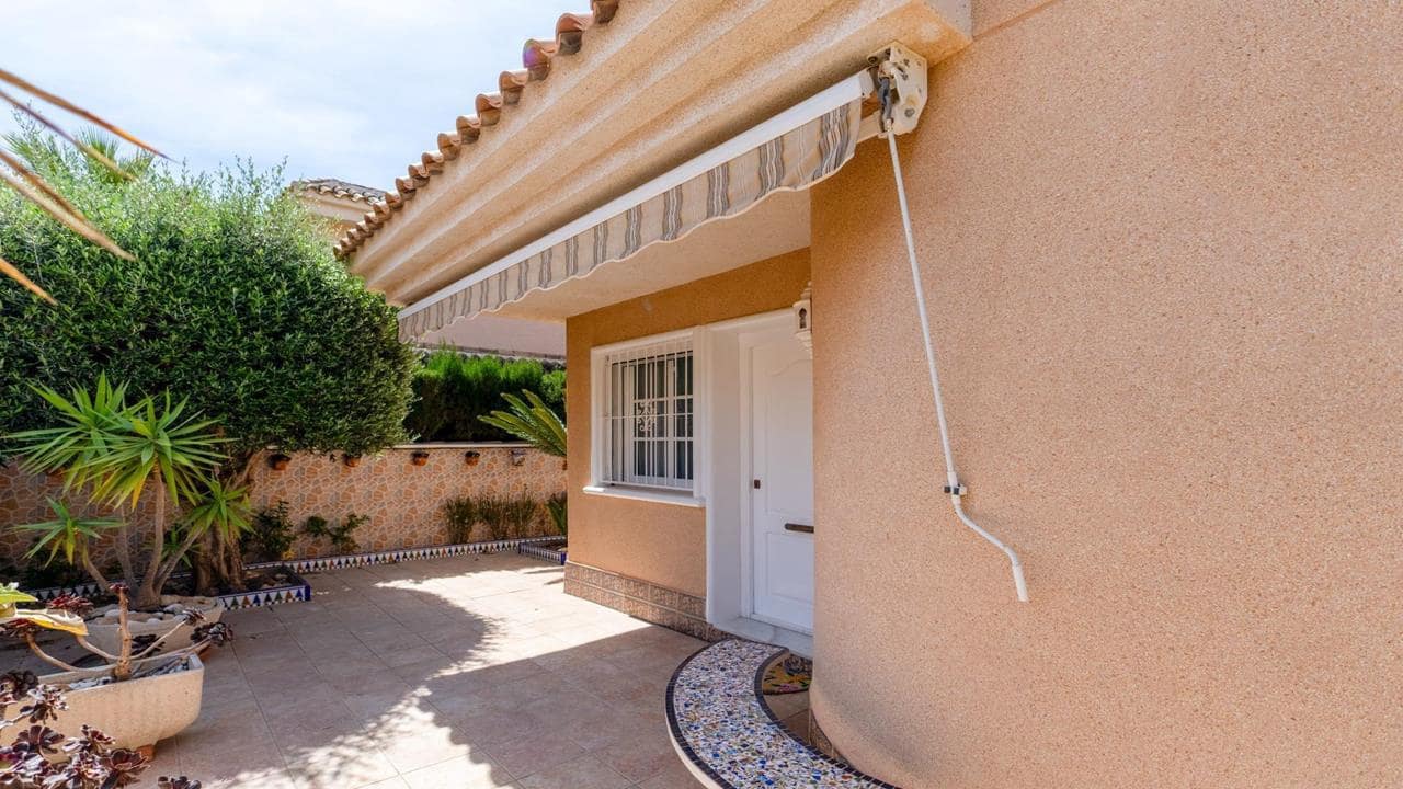 3 chambre Villa/Maison à vendre à Punta Prima avec piscine garage - 325 000 € (Ref: 9850586)