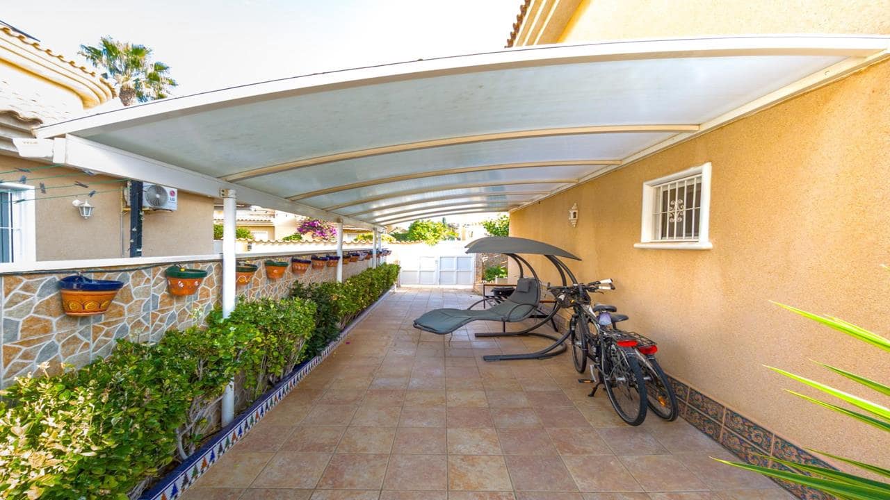 3 chambre Villa/Maison à vendre à Punta Prima avec piscine garage - 325 000 € (Ref: 9850586)