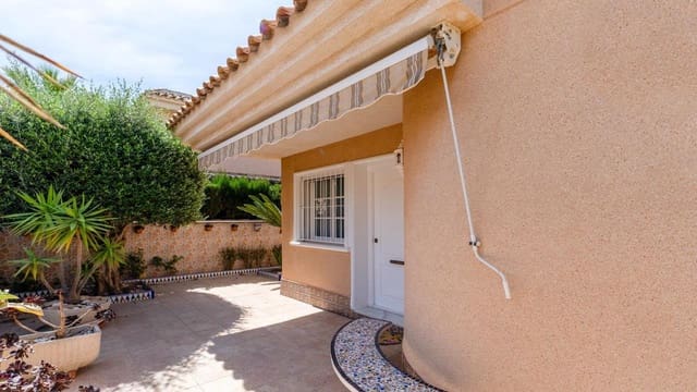 3 chambre Villa/Maison à vendre à Punta Prima, Torrevieja avec piscine garage - 325 000 € (Ref: 9850586)