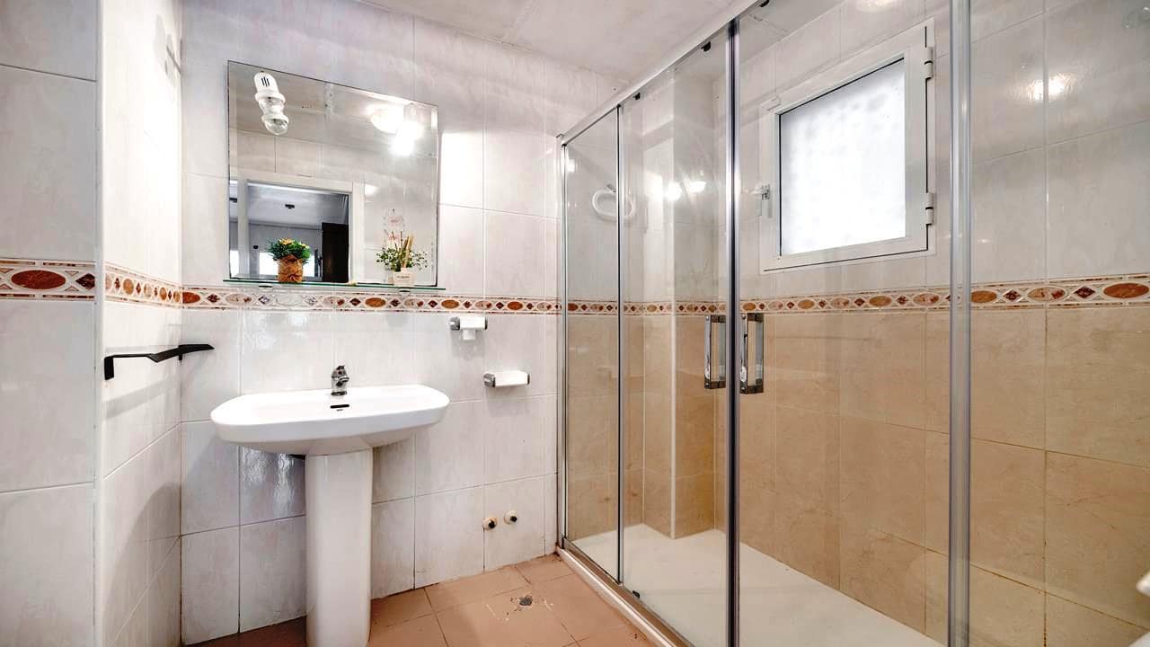 2 bedroom Apartment for sale in Torrevieja with pool - € 135,000 (Ref: 9860829)