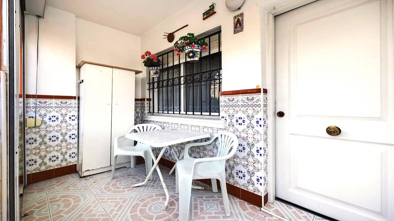 2 bedroom Apartment for sale in Torrevieja with pool - € 135,000 (Ref: 9860829)