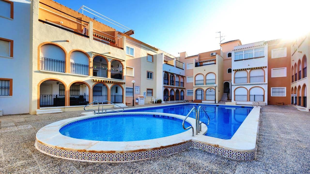 2 bedroom Apartment for sale in Torrevieja with pool - € 135,000 (Ref: 9860829)