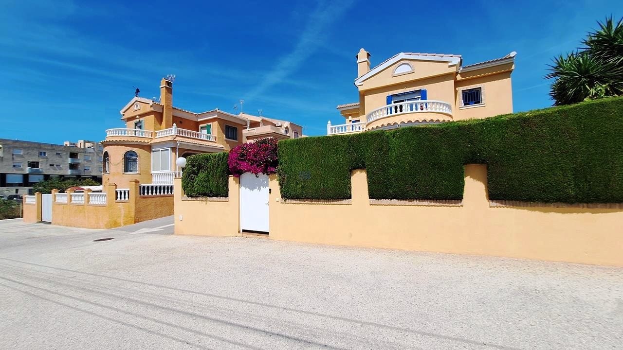 3 sypialnia Dom na sprzedaż w Playa Flamenca z basenem garażem - 285 000 € (Ref: 9867932)