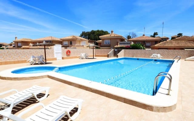 3 makuuhuone Huvila myytävänä paikassa Punta Prima, Torrevieja mukana uima-altaan 
autotalli - 264 900 € (Ref: 9869614)