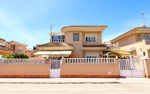 3 makuuhuone Huvila myytävänä paikassa Punta Prima, Torrevieja mukana uima-altaan 
autotalli - 264 900 € (Ref: 9869614)
