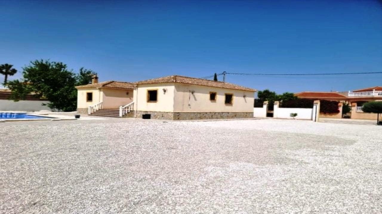 4 sypialnia Willa na sprzedaż w Catral z basenem garażem - 329 900 € (Ref: 9877447)