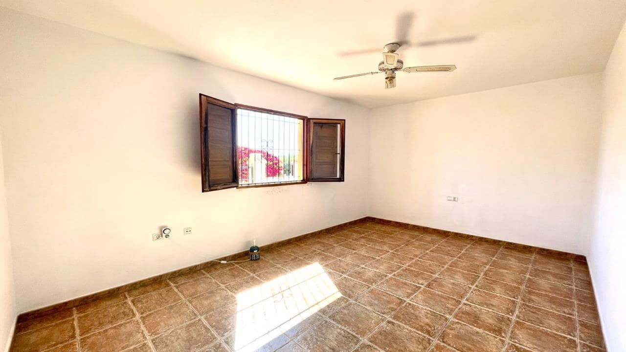 4 sypialnia Willa na sprzedaż w Catral z basenem garażem - 329 900 € (Ref: 9877447)