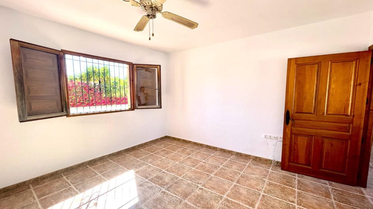 4 sypialnia Willa na sprzedaż w Catral z basenem garażem - 329 900 € (Ref: 9877447)