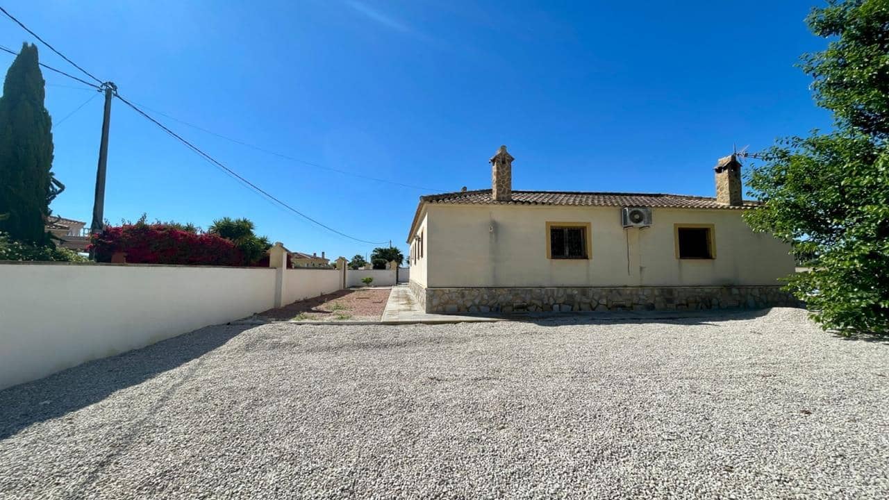 4 sypialnia Willa na sprzedaż w Catral z basenem garażem - 329 900 € (Ref: 9877447)
