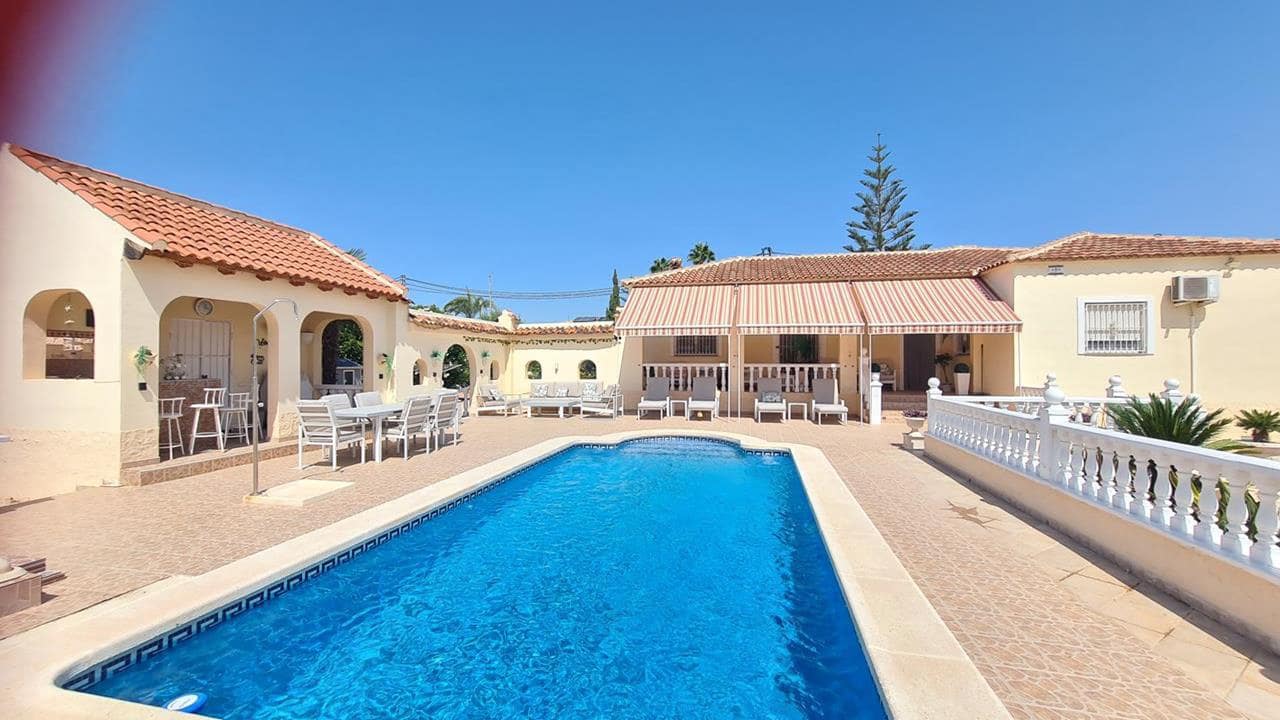 3 soveværelse Finca/Landehus til salg i Catral med swimmingpool garage - € 439.000 (Ref: 9891054)