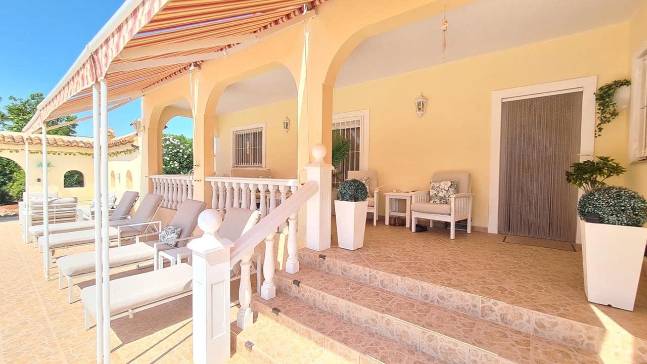3 soveværelse Finca/Landehus til salg i Catral med swimmingpool garage - € 439.000 (Ref: 9891054)