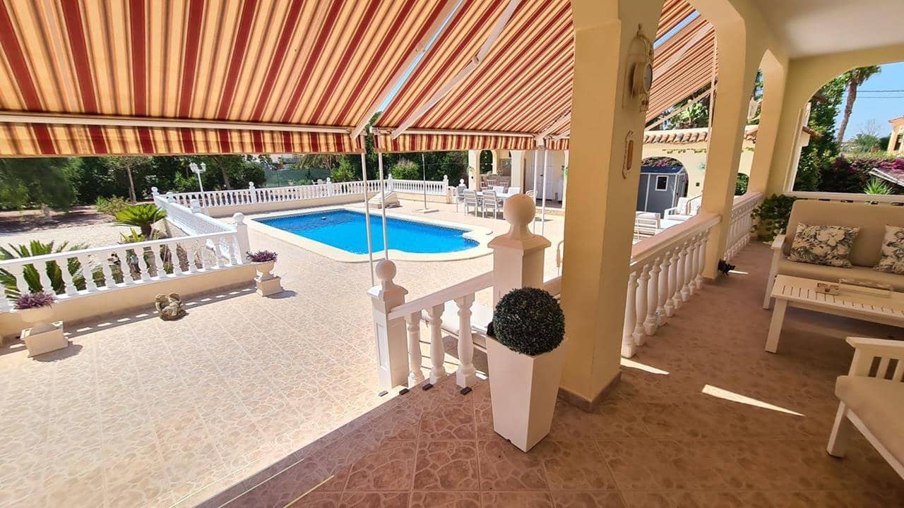 3 soveværelse Finca/Landehus til salg i Catral med swimmingpool garage - € 439.000 (Ref: 9891054)