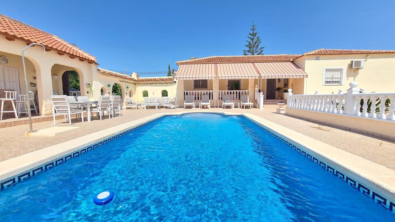 3 soveværelse Finca/Landehus til salg i Catral med swimmingpool garage - € 439.000 (Ref: 9891054)
