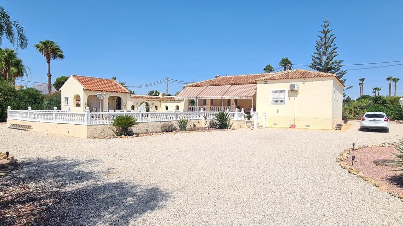 3 soveværelse Finca/Landehus til salg i Catral med swimmingpool garage - € 439.000 (Ref: 9891054)