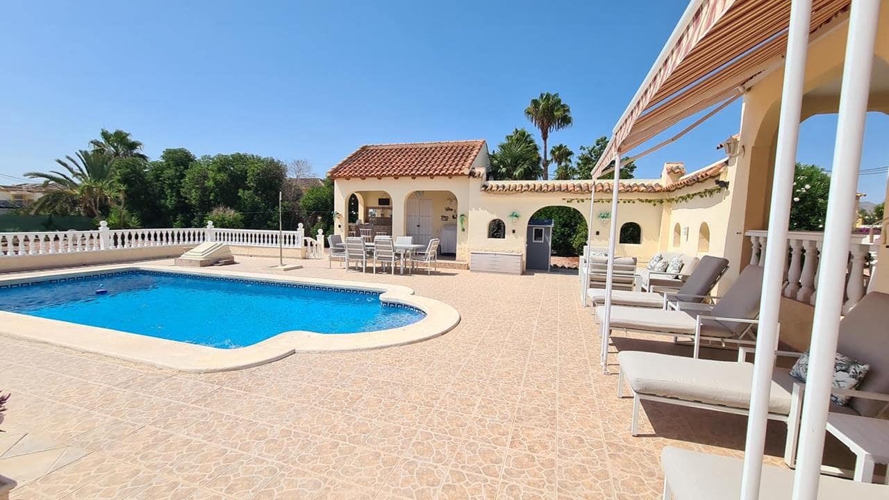 3 soveværelse Finca/Landehus til salg i Catral med swimmingpool garage - € 439.000 (Ref: 9891054)