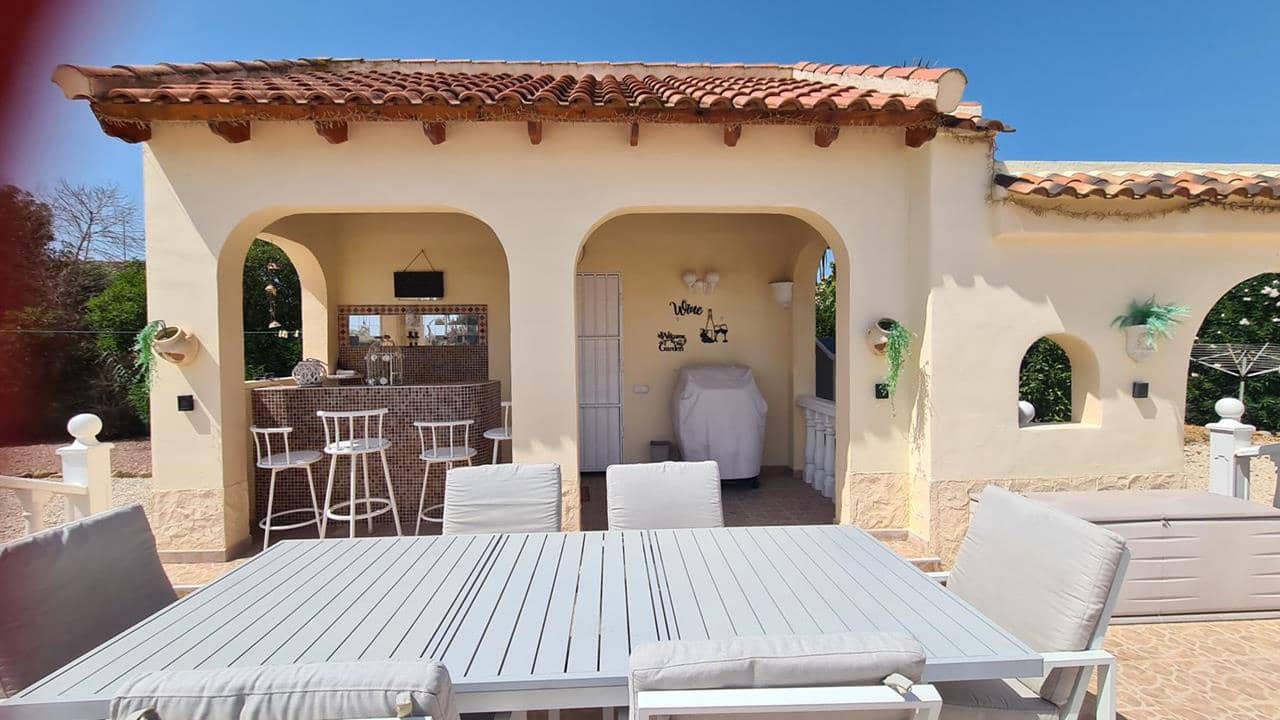 3 soveværelse Finca/Landehus til salg i Catral med swimmingpool garage - € 439.000 (Ref: 9891054)