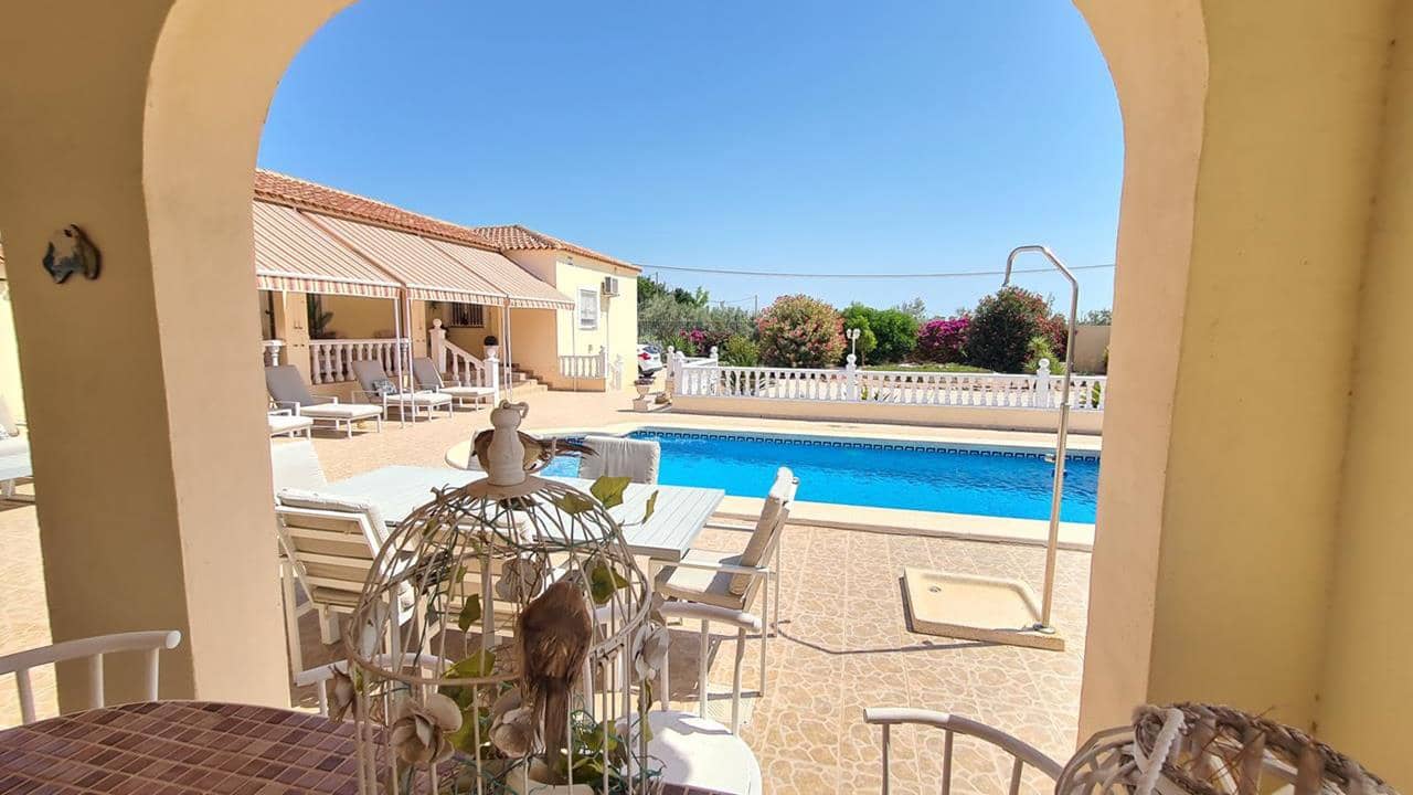 3 soveværelse Finca/Landehus til salg i Catral med swimmingpool garage - € 439.000 (Ref: 9891054)