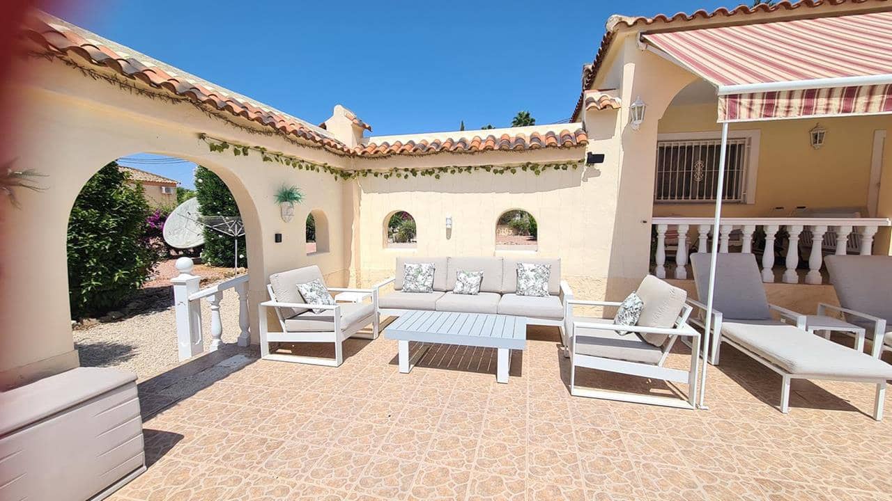 3 soveværelse Finca/Landehus til salg i Catral med swimmingpool garage - € 439.000 (Ref: 9891054)