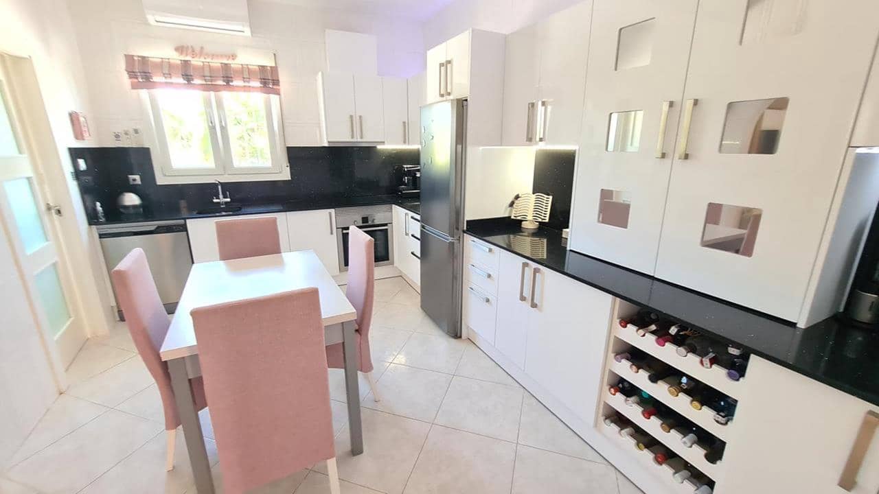 3 soveværelse Finca/Landehus til salg i Catral med swimmingpool garage - € 439.000 (Ref: 9891054)