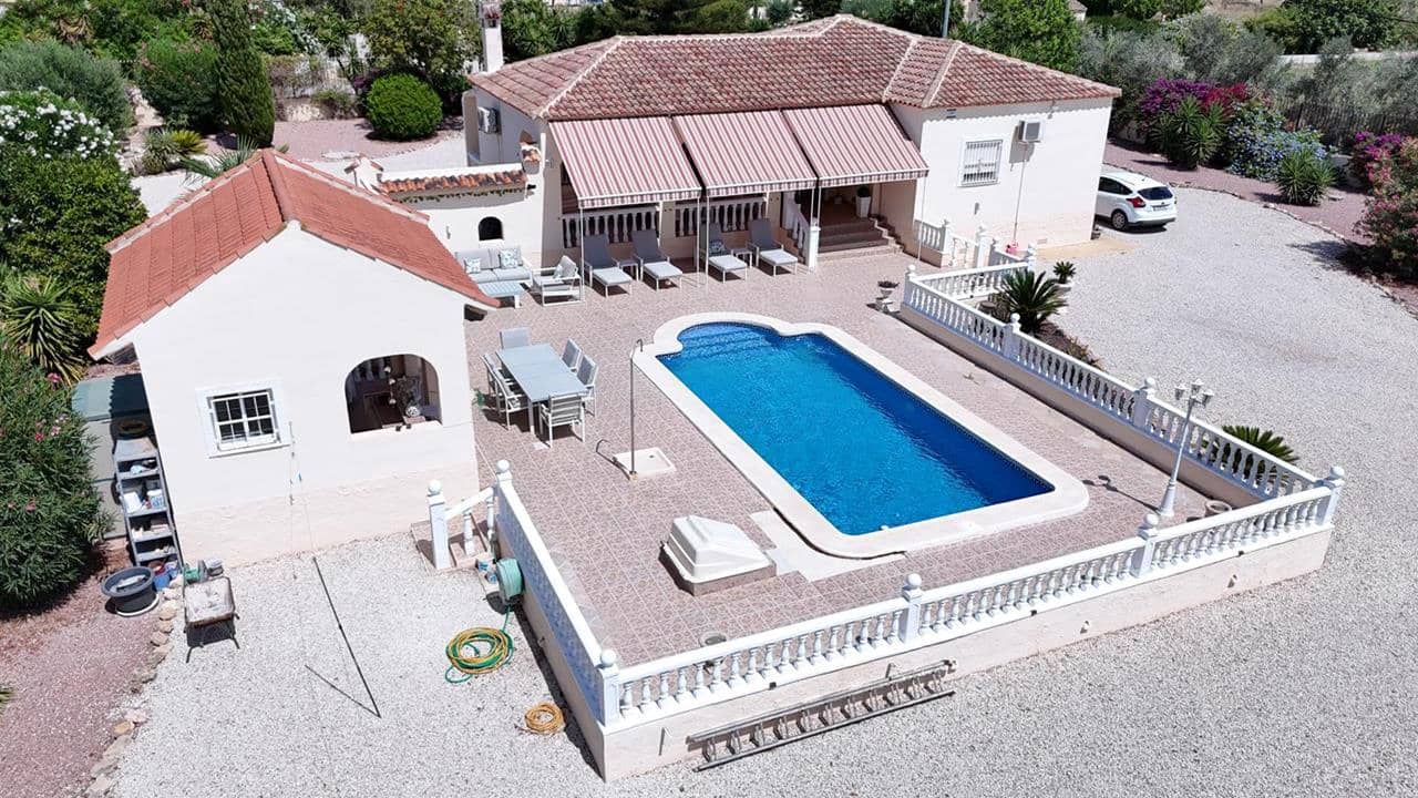 3 soveværelse Finca/Landehus til salg i Catral med swimmingpool garage - € 439.000 (Ref: 9891054)