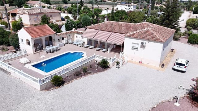 3 soveværelse Finca/Landehus til salg i Catral med swimmingpool garage - € 439.000 (Ref: 9891054)