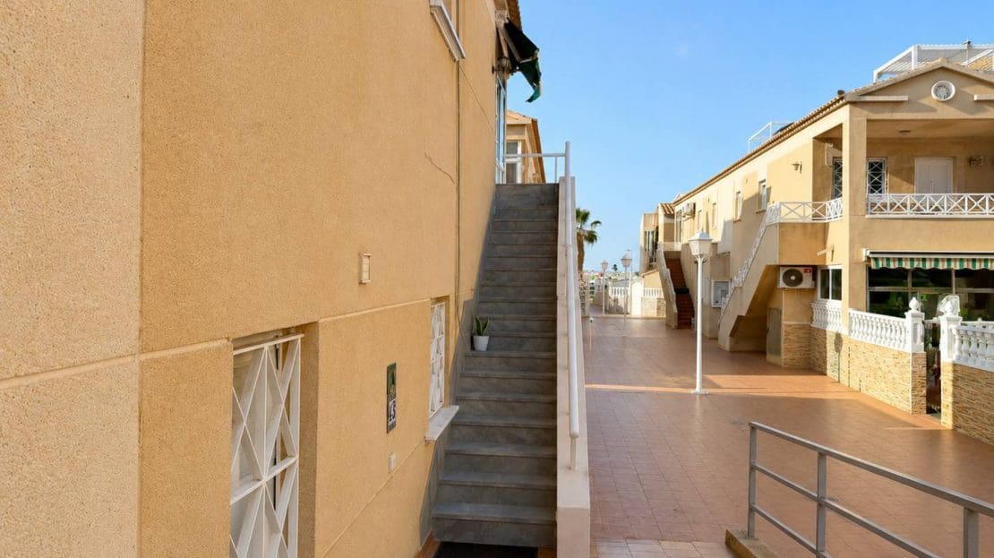 3 slaapkamer Appartement te koop in Torrevieja met zwembad garage - € 179.500 (Ref: 9924939)