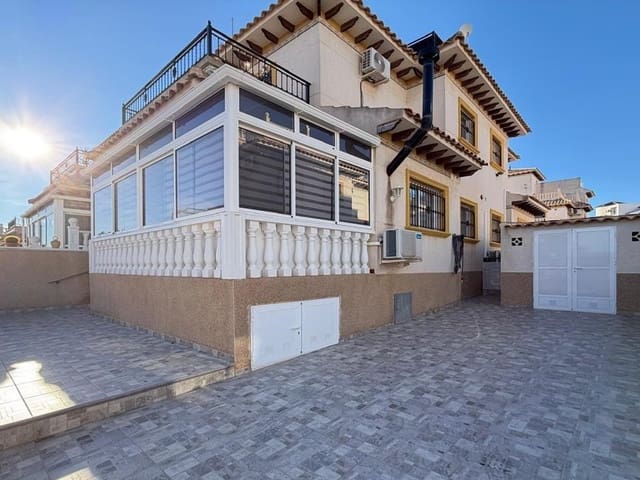 2 bedrooms corner townhouse with communal pool, off-road parking, glazed-in terrace, parking and solarium with sea views.