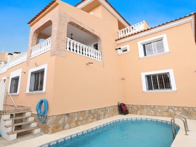 Detached corner villa with 5 bedrooms, private pool, communal pool, guest apartment and solarium.