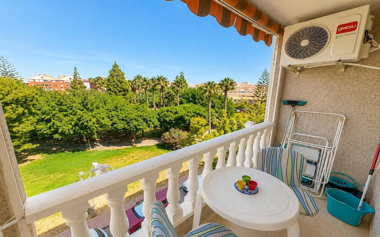 Apartamento de 2 habitaciones en Torrevieja en venta con piscina - 139.900 € (Ref: 9942880)